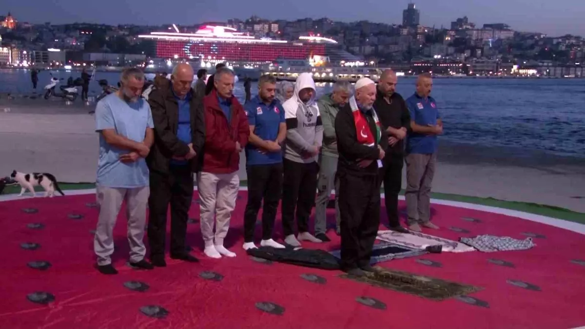 Yüzücülerden Gazze’ye Destek Kulaçları