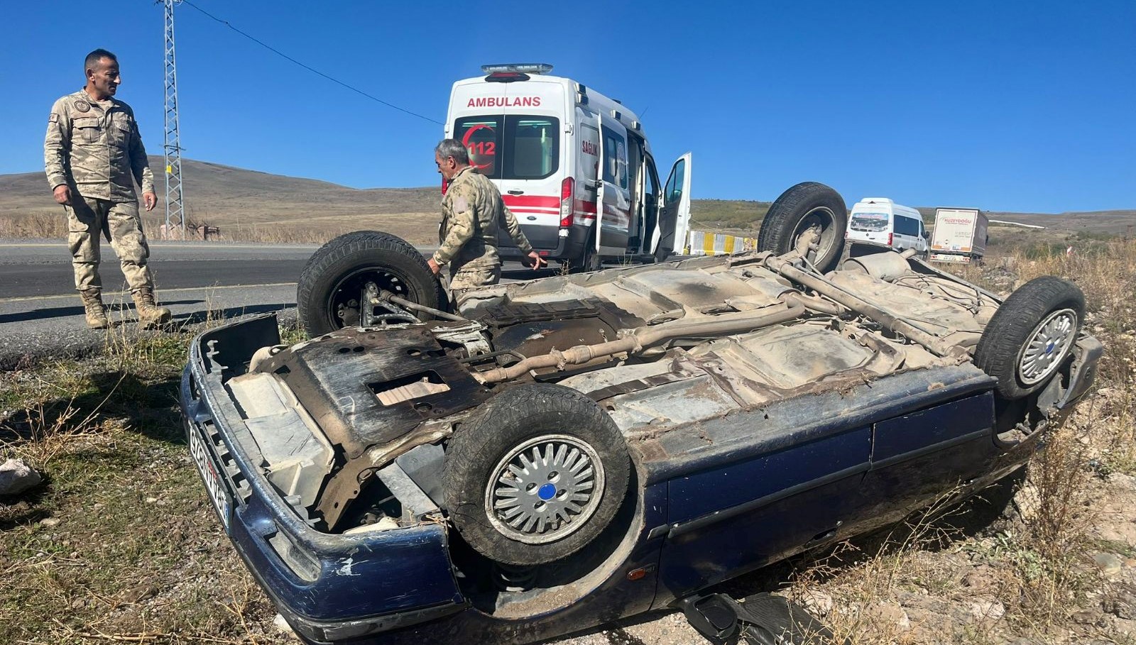 Ardahan’da kontrolden çıkan otomobil devrildi: Dört yaralı
