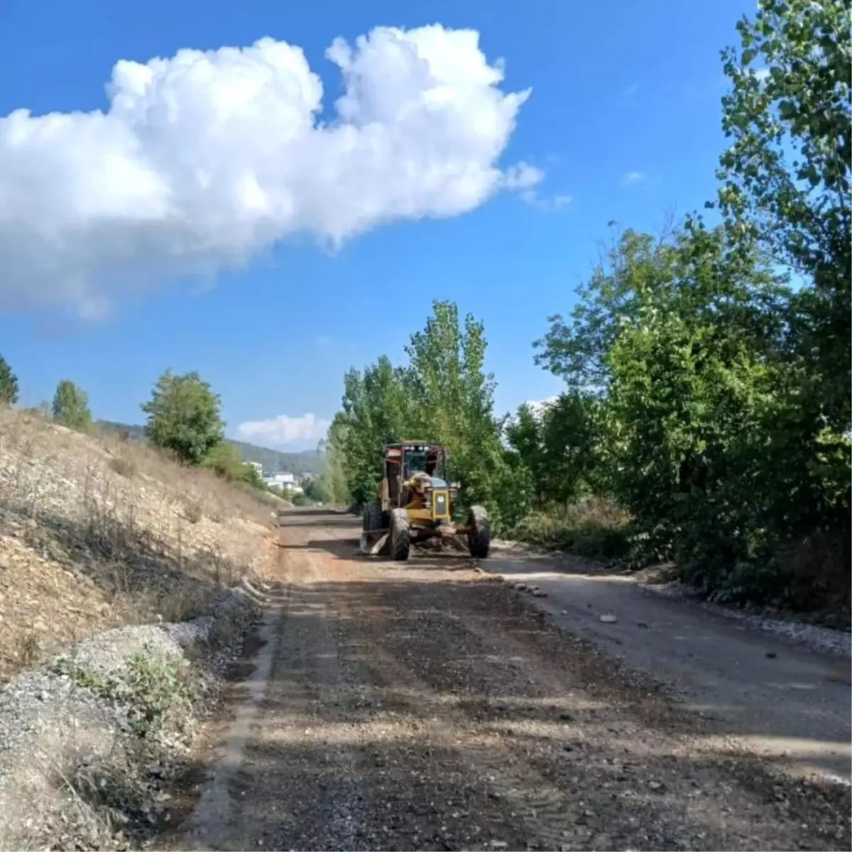 Bayırköy’de Arazi Yollarına Bakım ve İyileştirme Çalışmaları