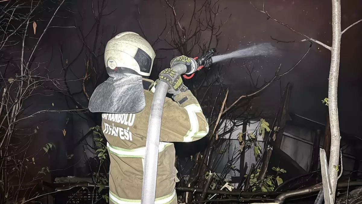 Yangında Tarihi Konak Küle Döndü