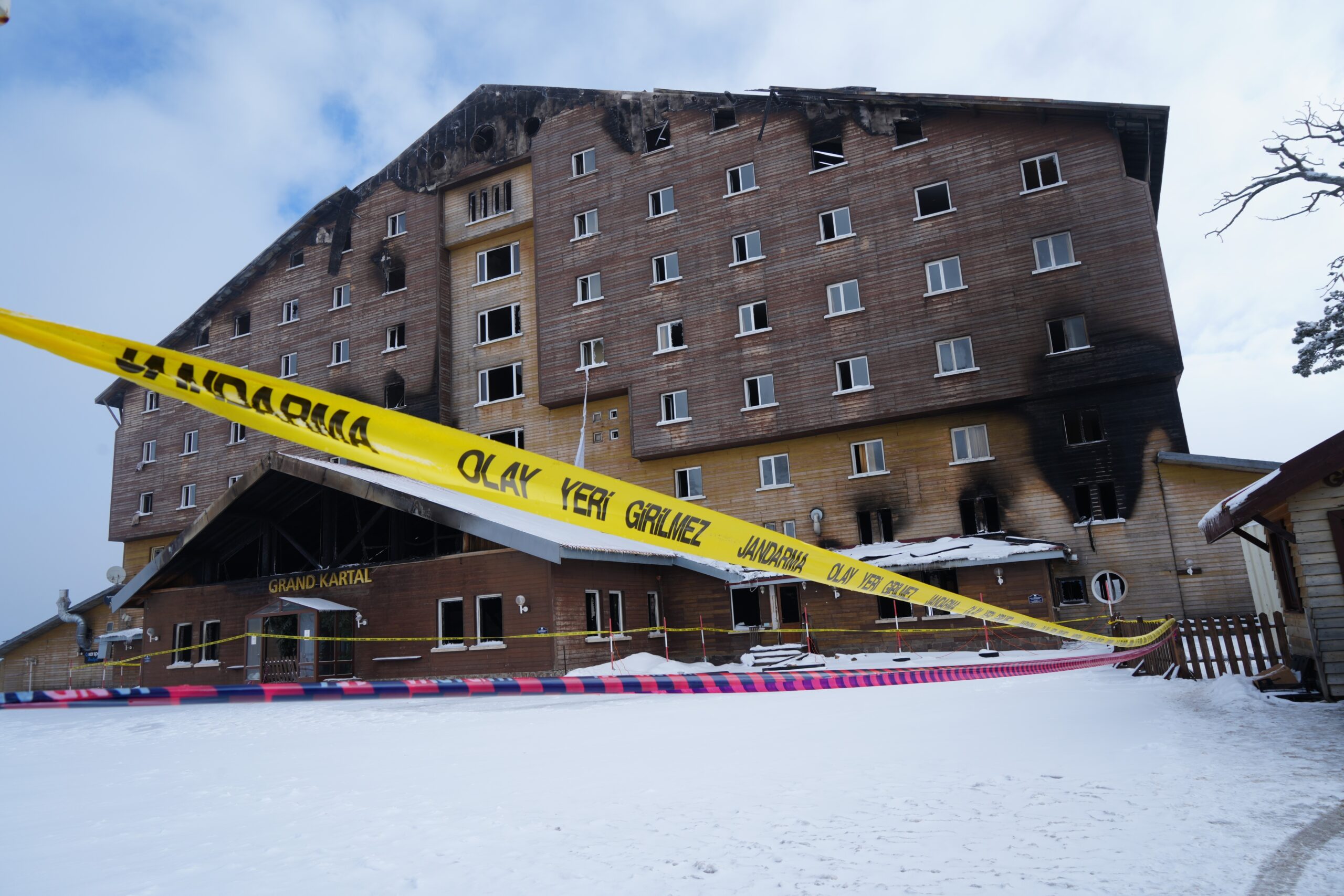 Kartalkaya otel yangını davası. 9 bakanlık personeli hakkında yurt dışı çıkış yasağı