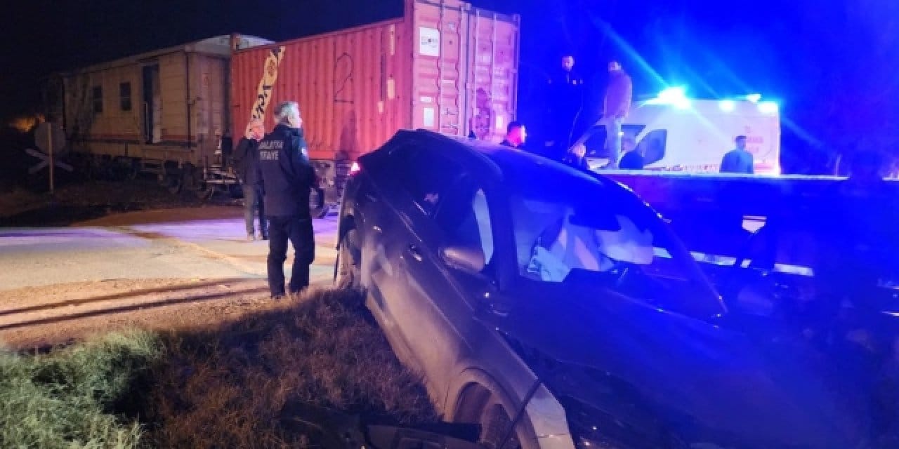 Malatya’da 5 kişinin bulunduğu araca tren çarptı