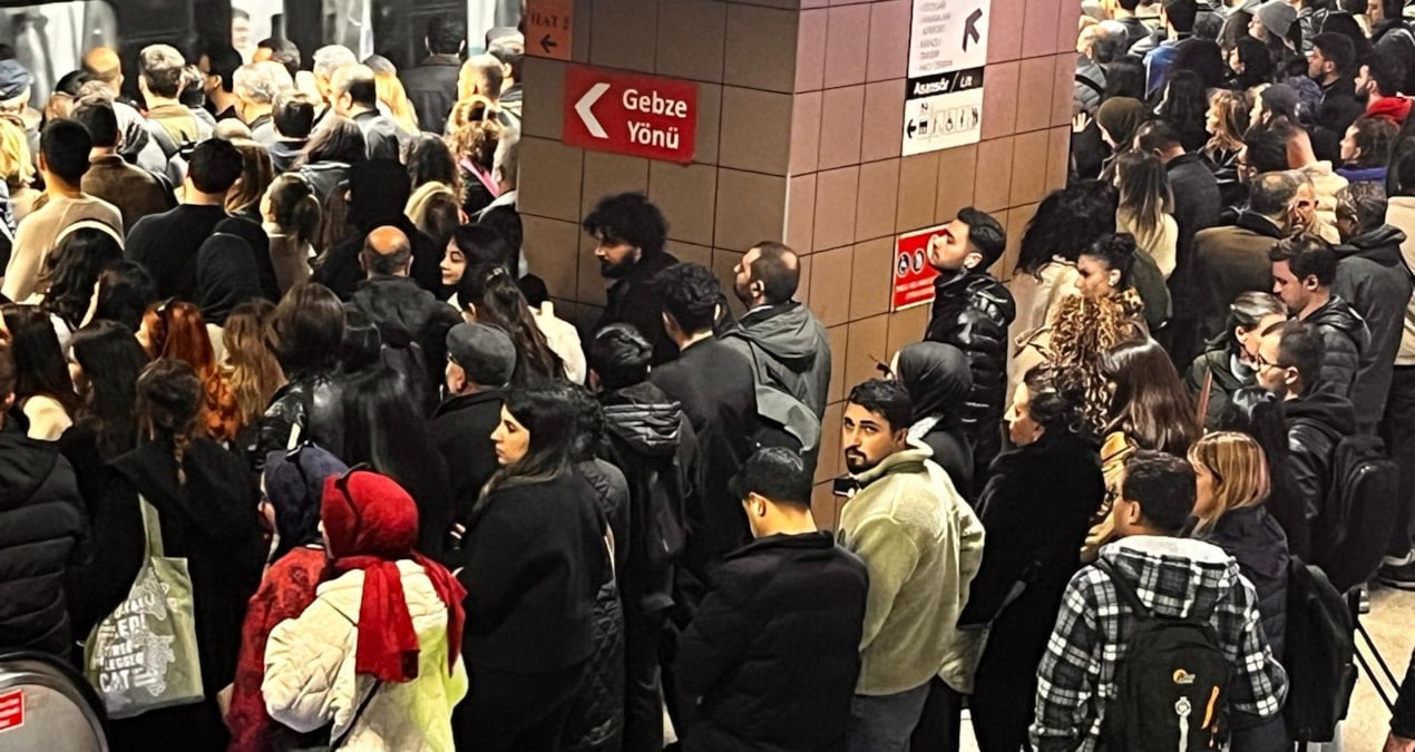 Metro bozuldu İstanbullu bu sabah yağmur altında yolda kaldı
