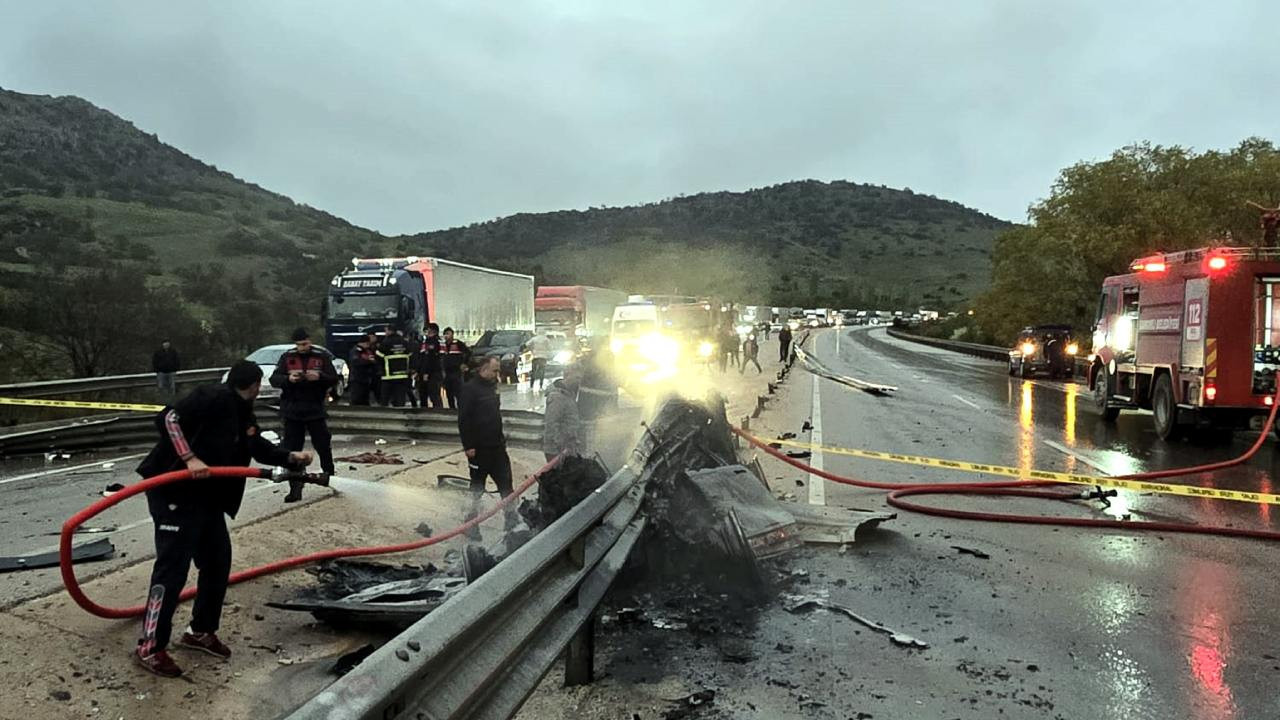 Afyonkarahisar’da Feci Kaza: Bariyere Çarpan Araç Yangın Çıkardı, 1 Ölü, 1 Yaralı